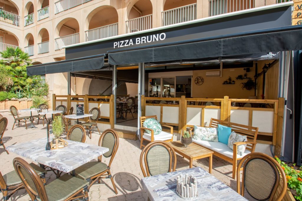 Devanture et terrasse d'une pizzeria Pizza Bruno