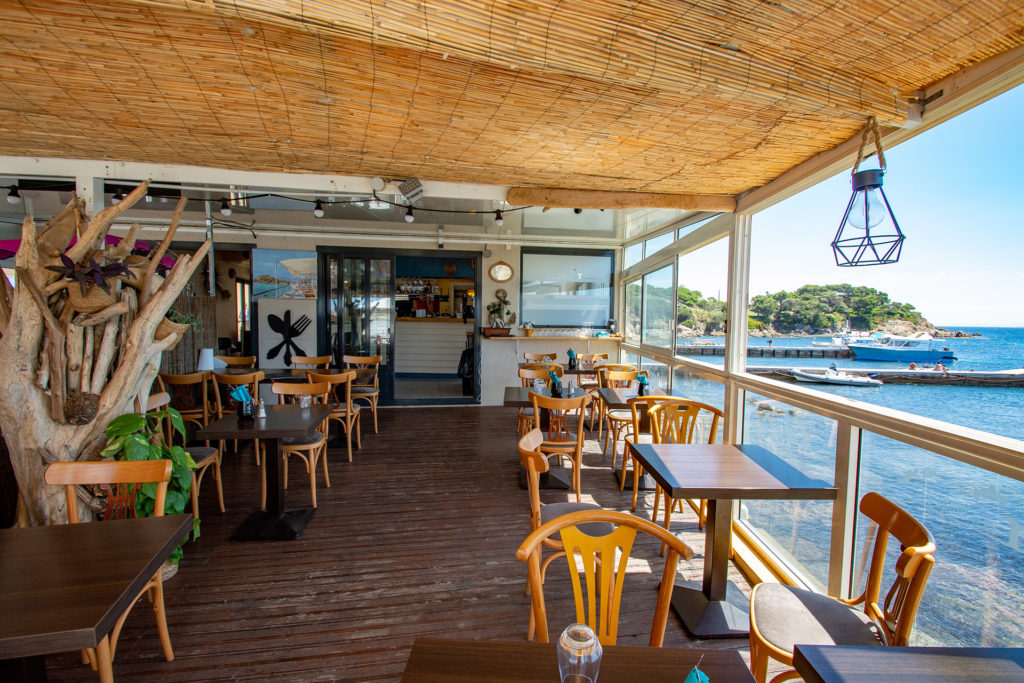 Salle en terrasse vitrée face à la mer et aux îles